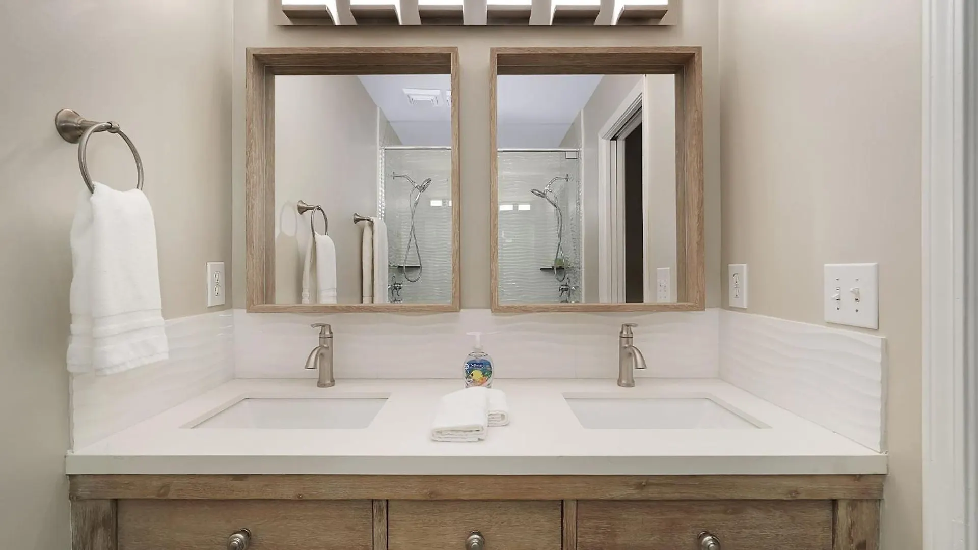 Lux Townhouse, Walk To All, Sleeps 6 Adults Louisville United States